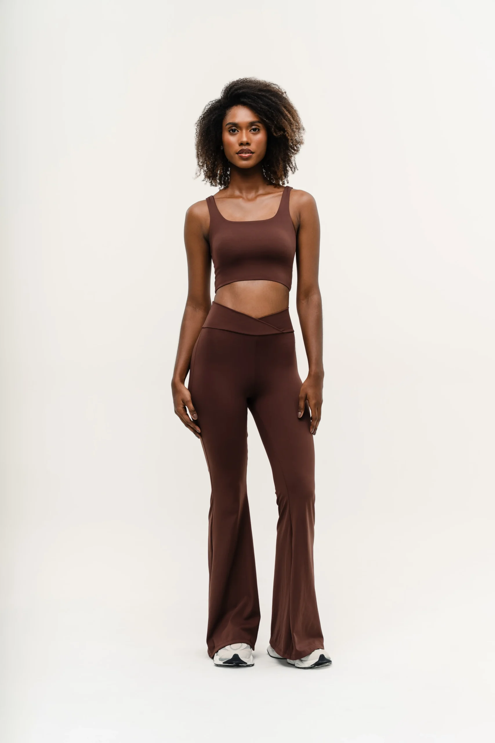 Conjunto Essencial: Flare Legging + Drift Top Castanho