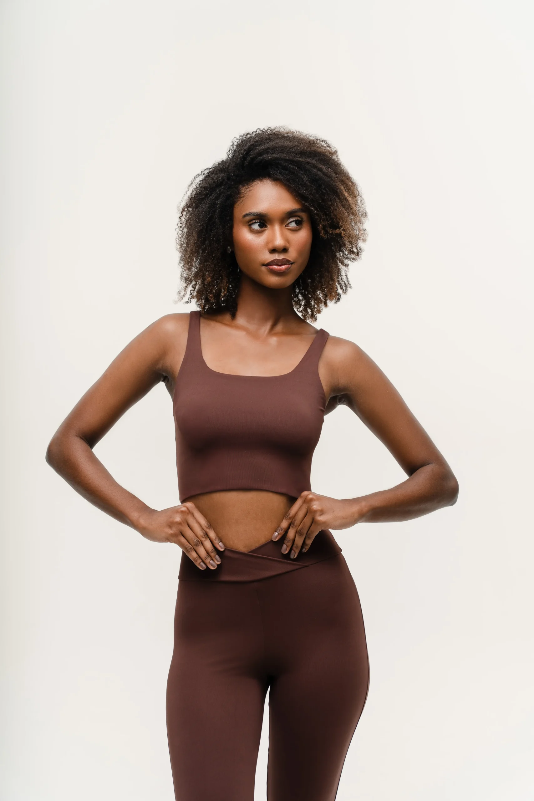 Conjunto Essencial: Flare Legging + Drift Top Castanho